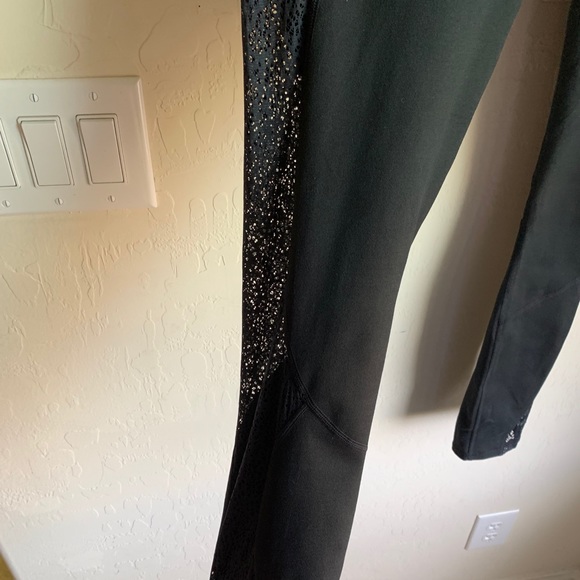 Women’s Fabletics NWT leggings - Picture 3 of 7